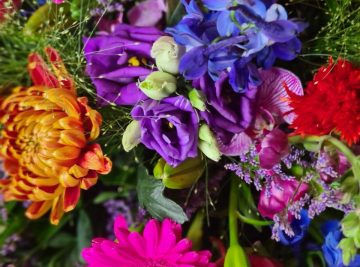 Kleurrijk boeket met gerbera, rozen en ridderspoor van Bloemisterij Passiflora