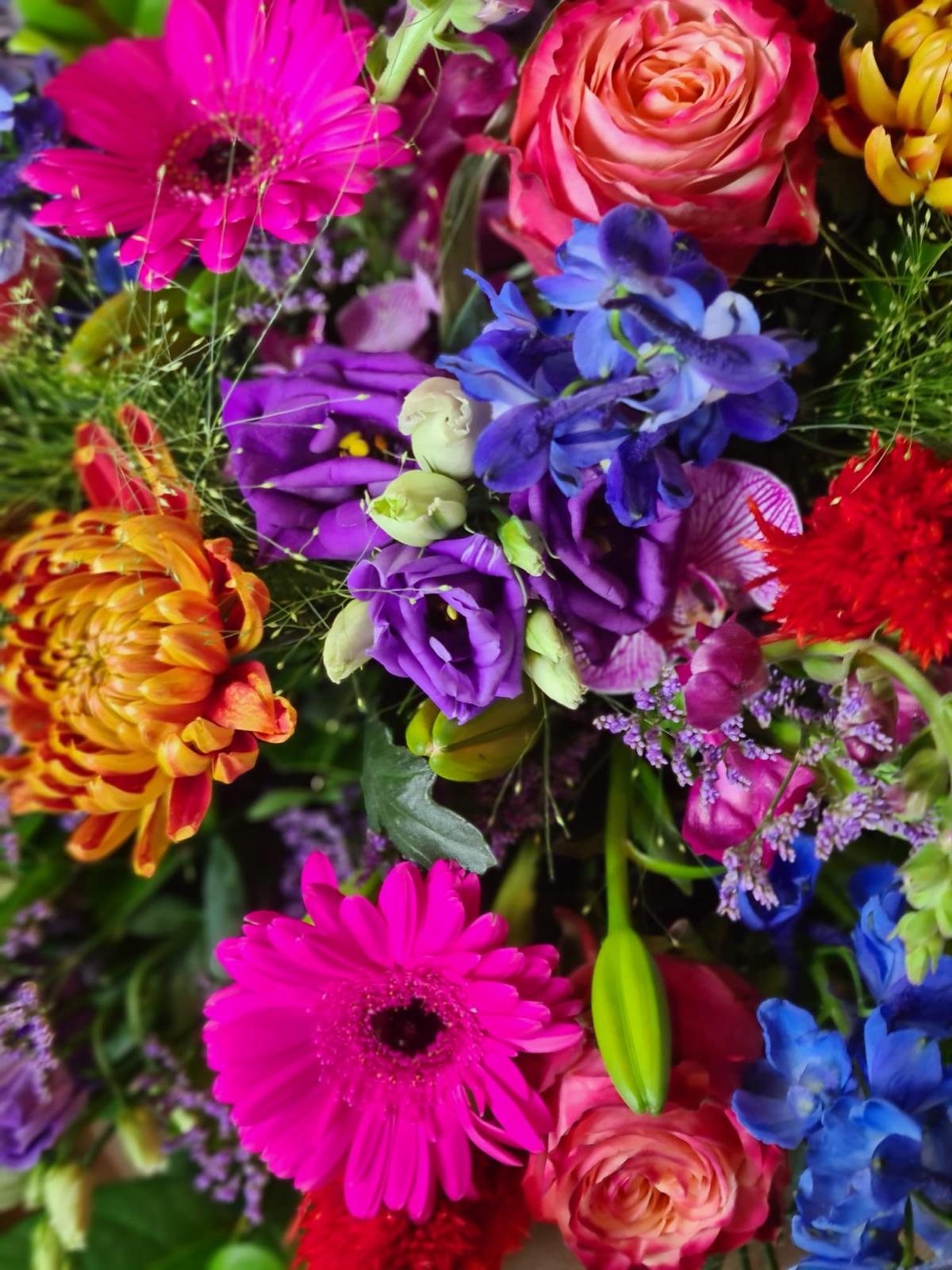 Kleurrijk boeket met gerbera, rozen en ridderspoor van Bloemisterij Passiflora