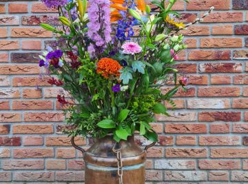 Plukboeket in oude melkbus van Bloemisterij Passiflora in Helvoirt
