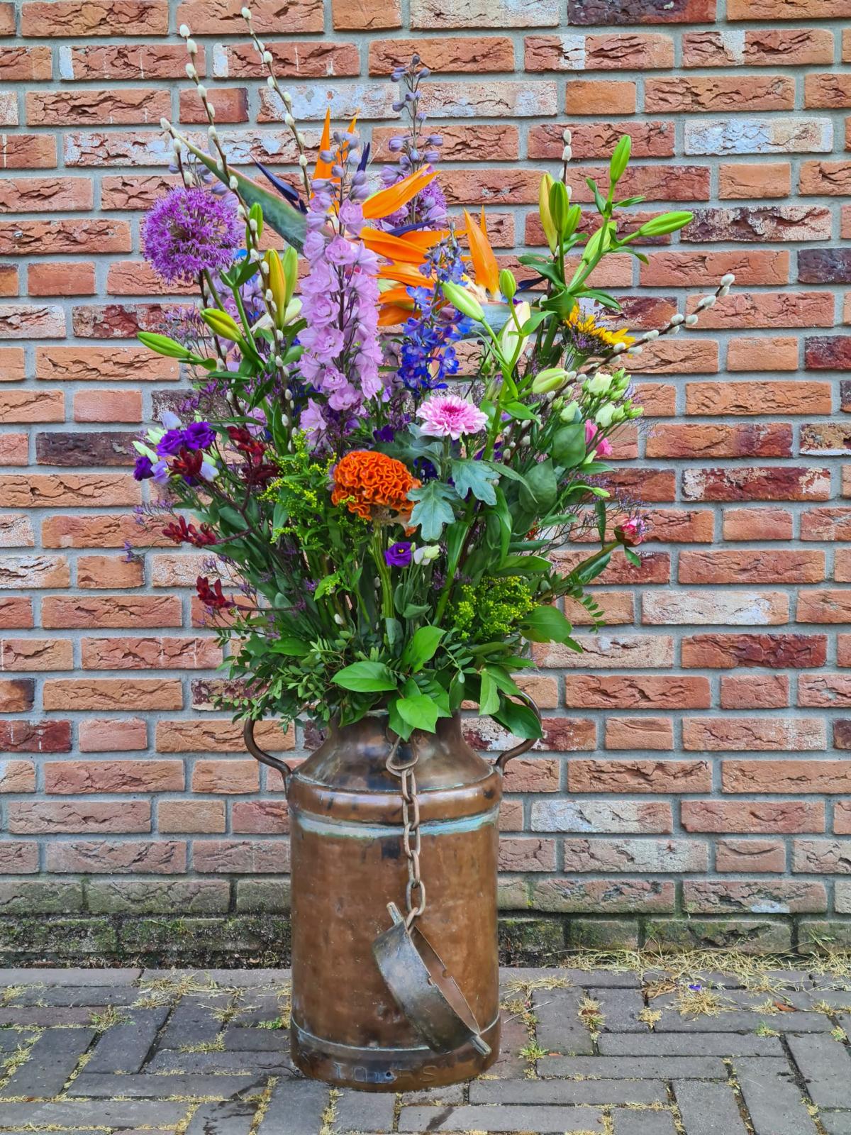 Plukboeket in oude melkbus van Bloemisterij Passiflora in Helvoirt