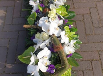 Rouwarrangement met witte orchideeën