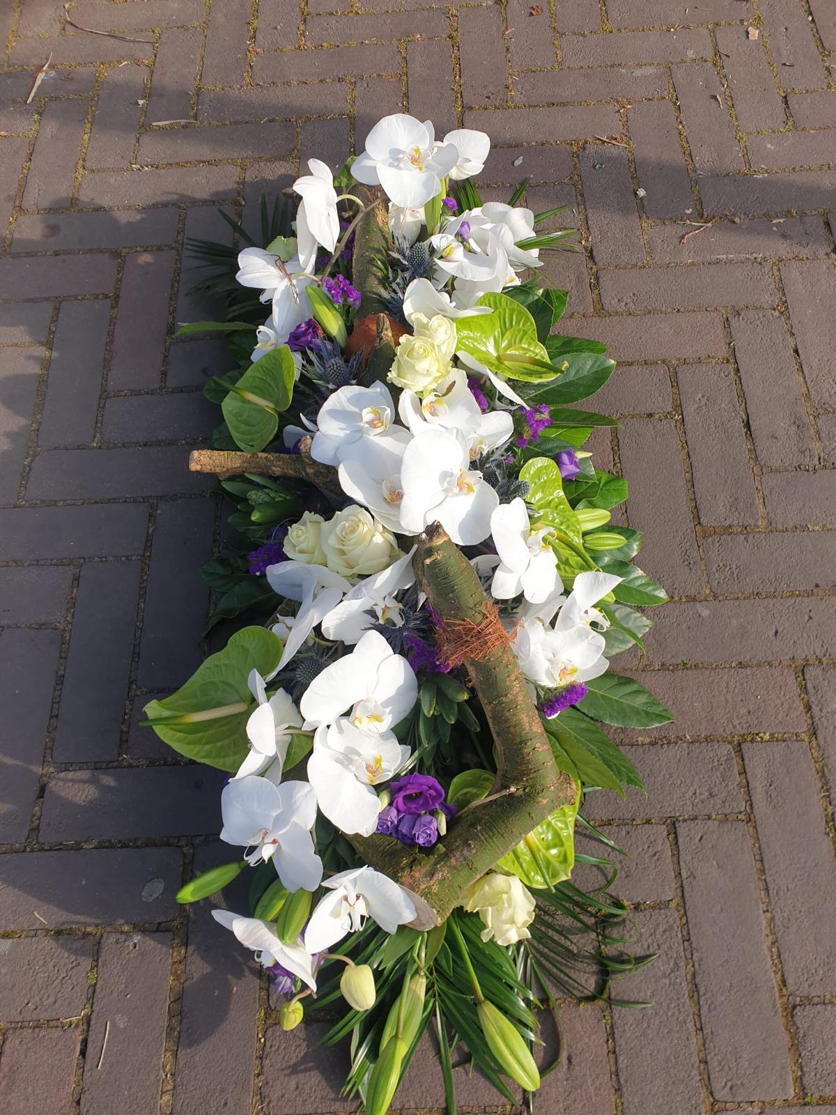 Rouwarrangement met witte orchideeën