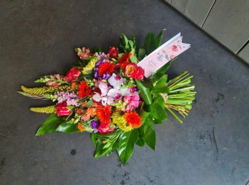 Kleurrijk rouwboeket met lint